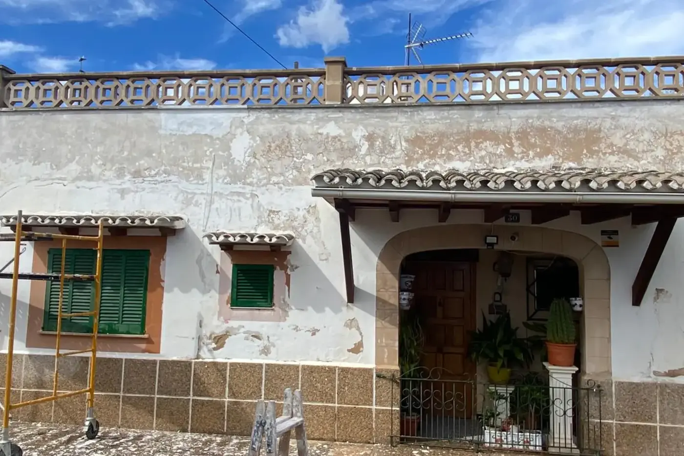 Fachada de casa mallorquina con el revestimiento deteriorado, antes de intervenir