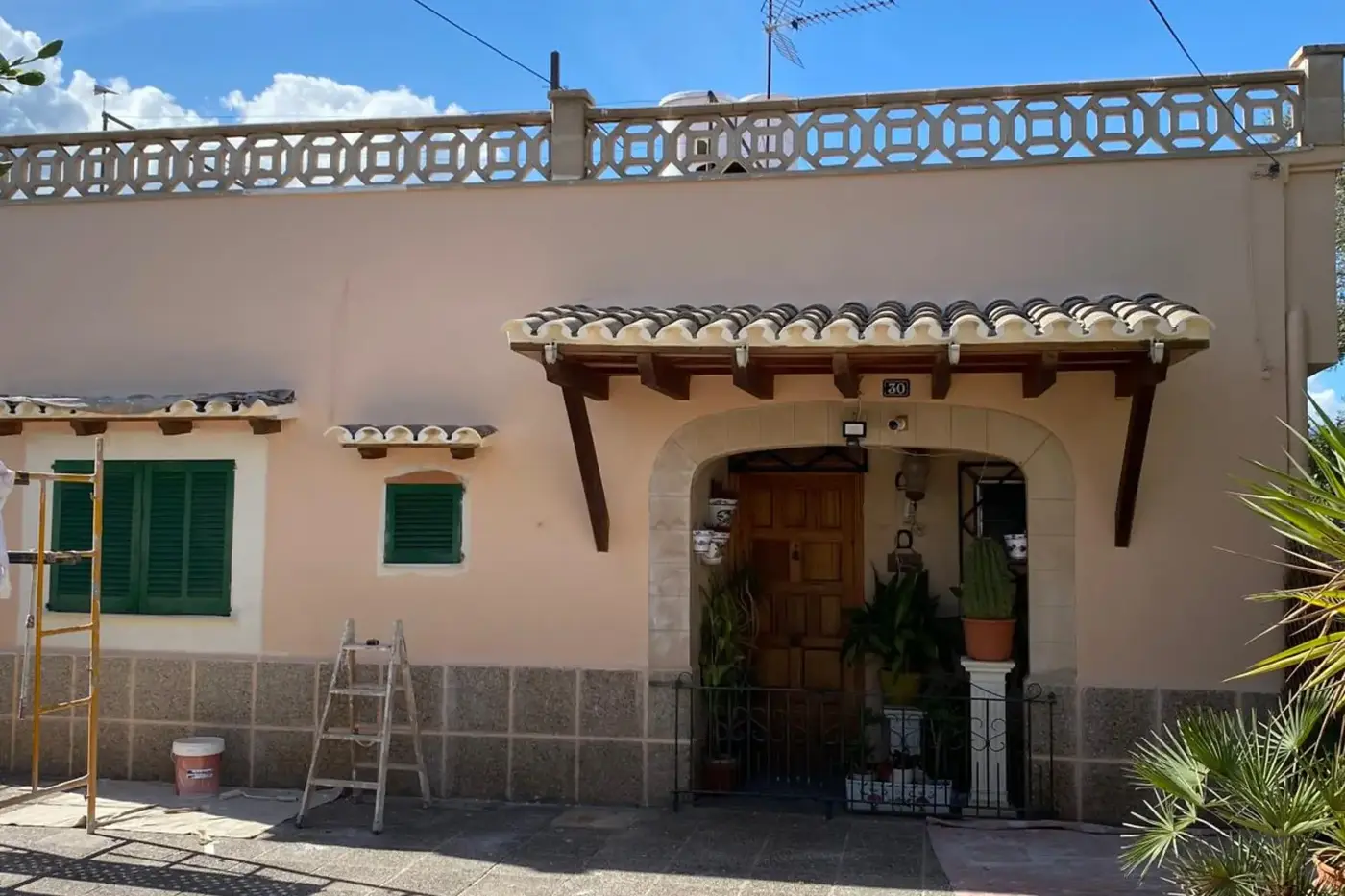 La misma fachada saneada y pintada, con el friso original respetado