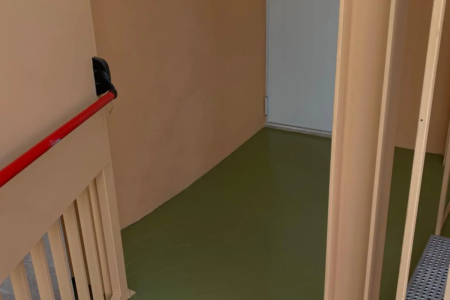 Pasillo de un centro escolar con el suelo y la barandilla renovados