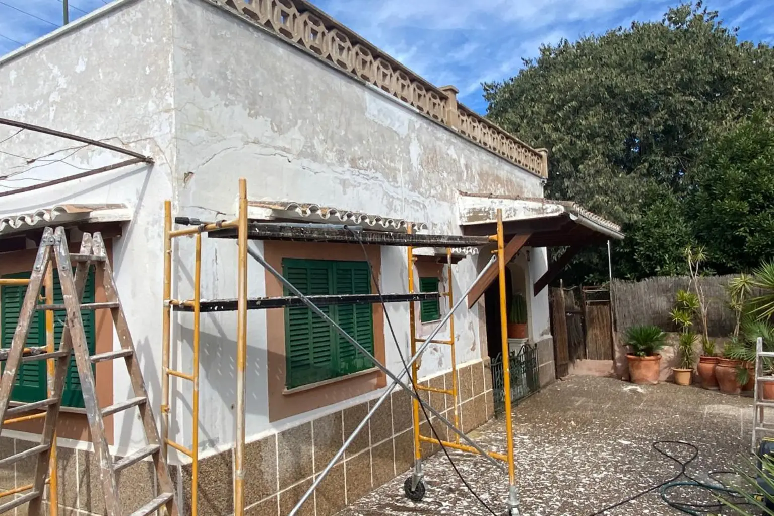 Fachada de una casa mallorquina con el andamio montado durante los trabajos
