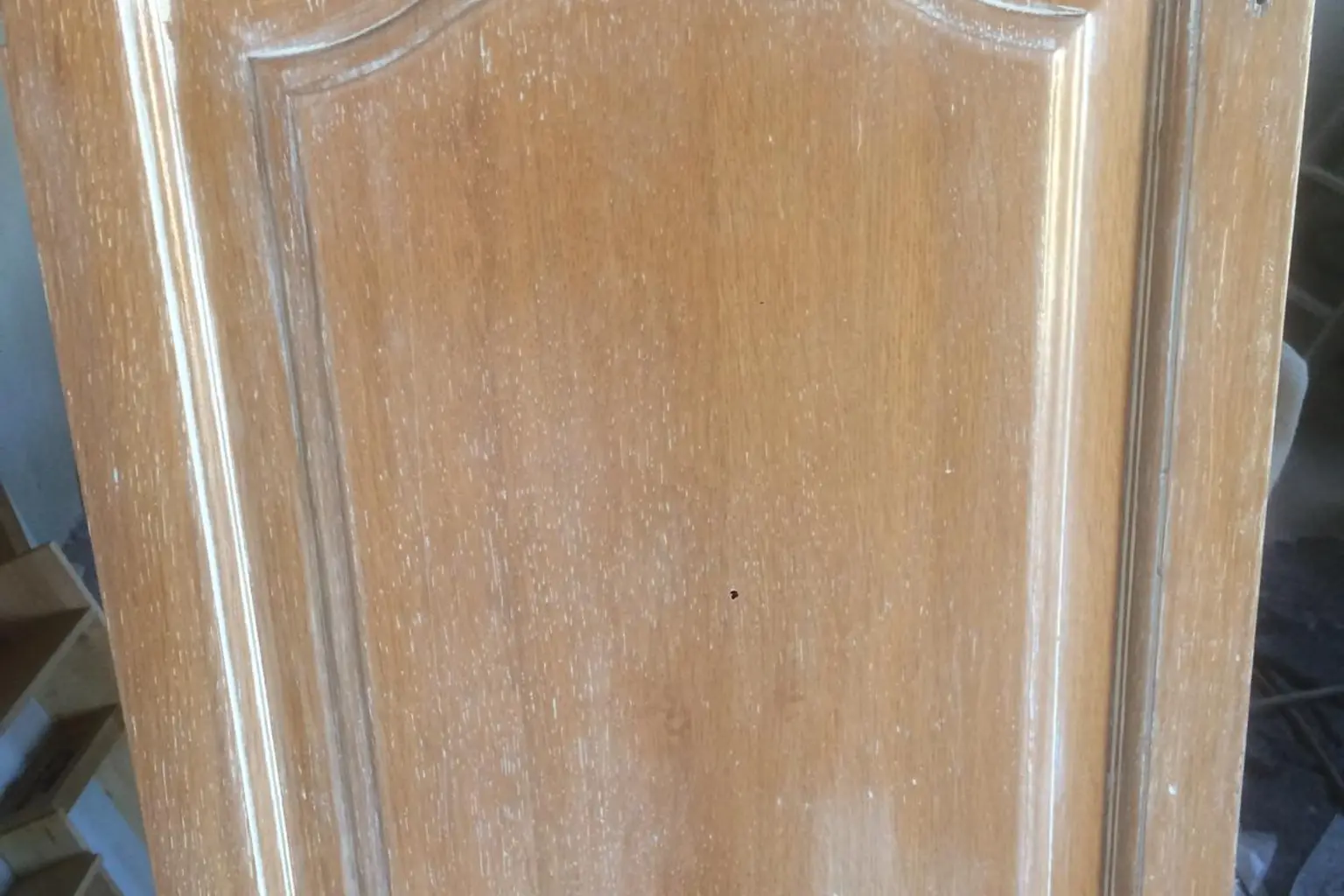 Hoja de puerta decapada y lijada, preparada para el esmalte