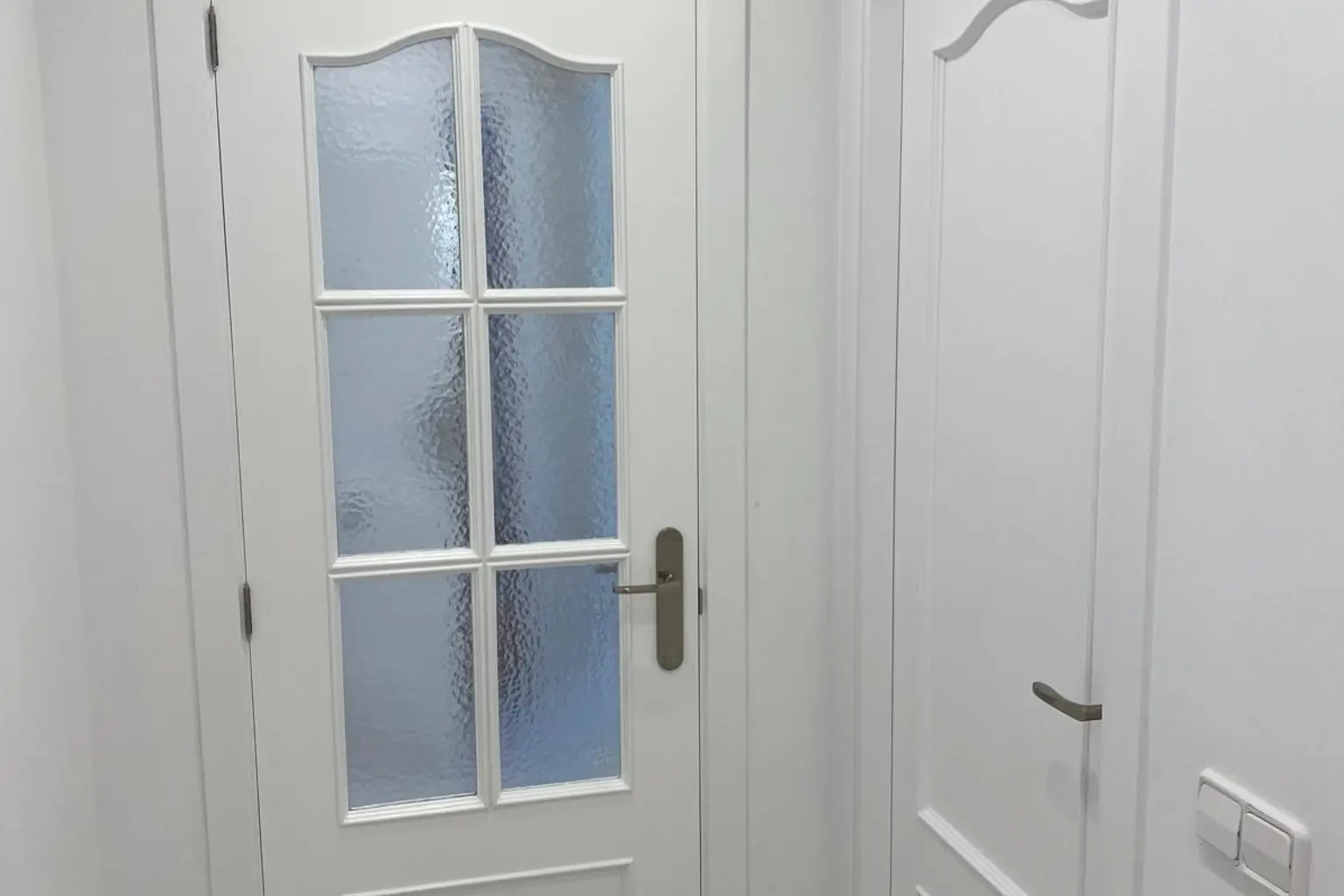 Puertas interiores lacadas en blanco con el marco y el rodapié a juego