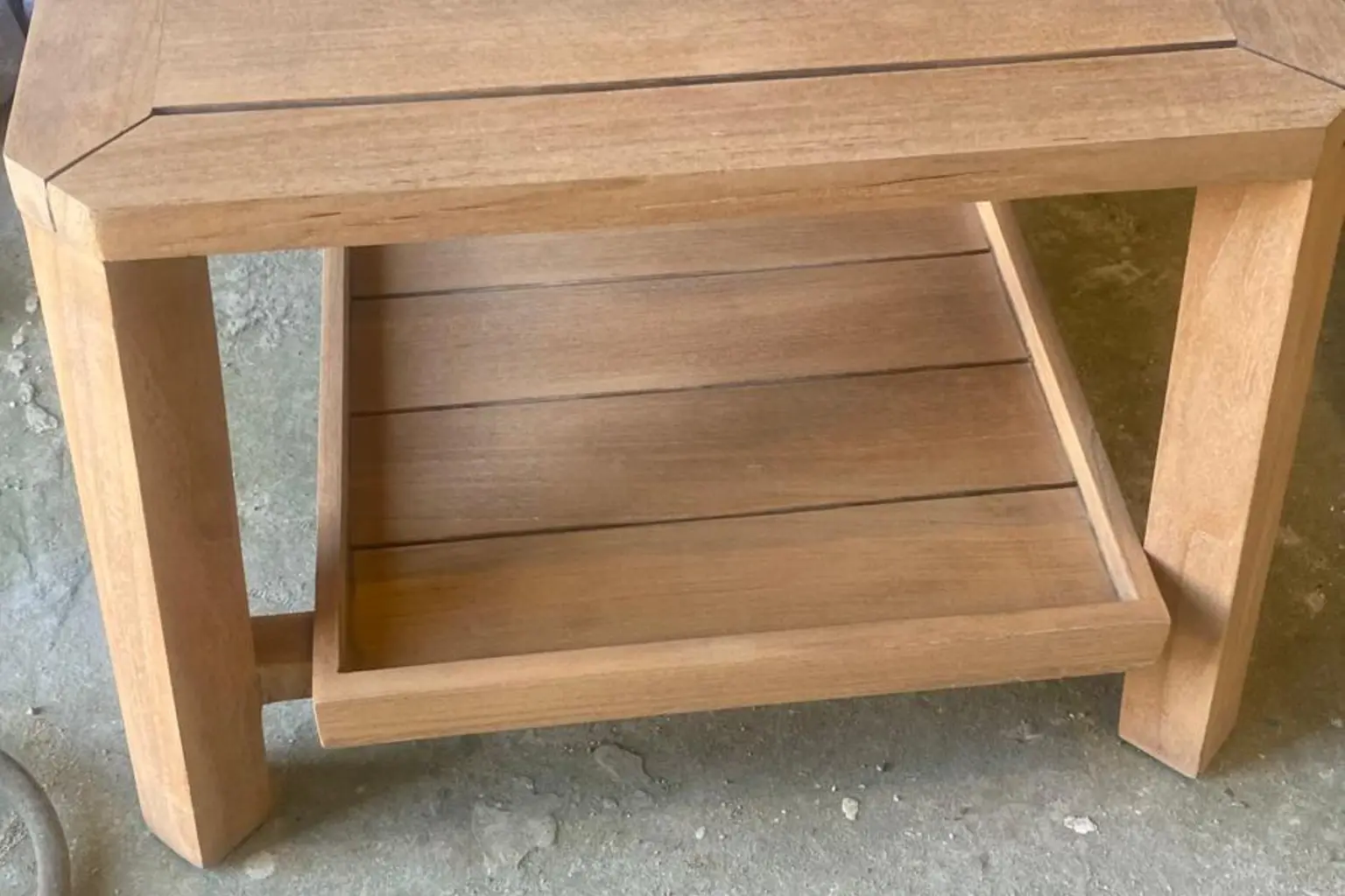 Mesa de madera maciza lijada y barnizada en taller