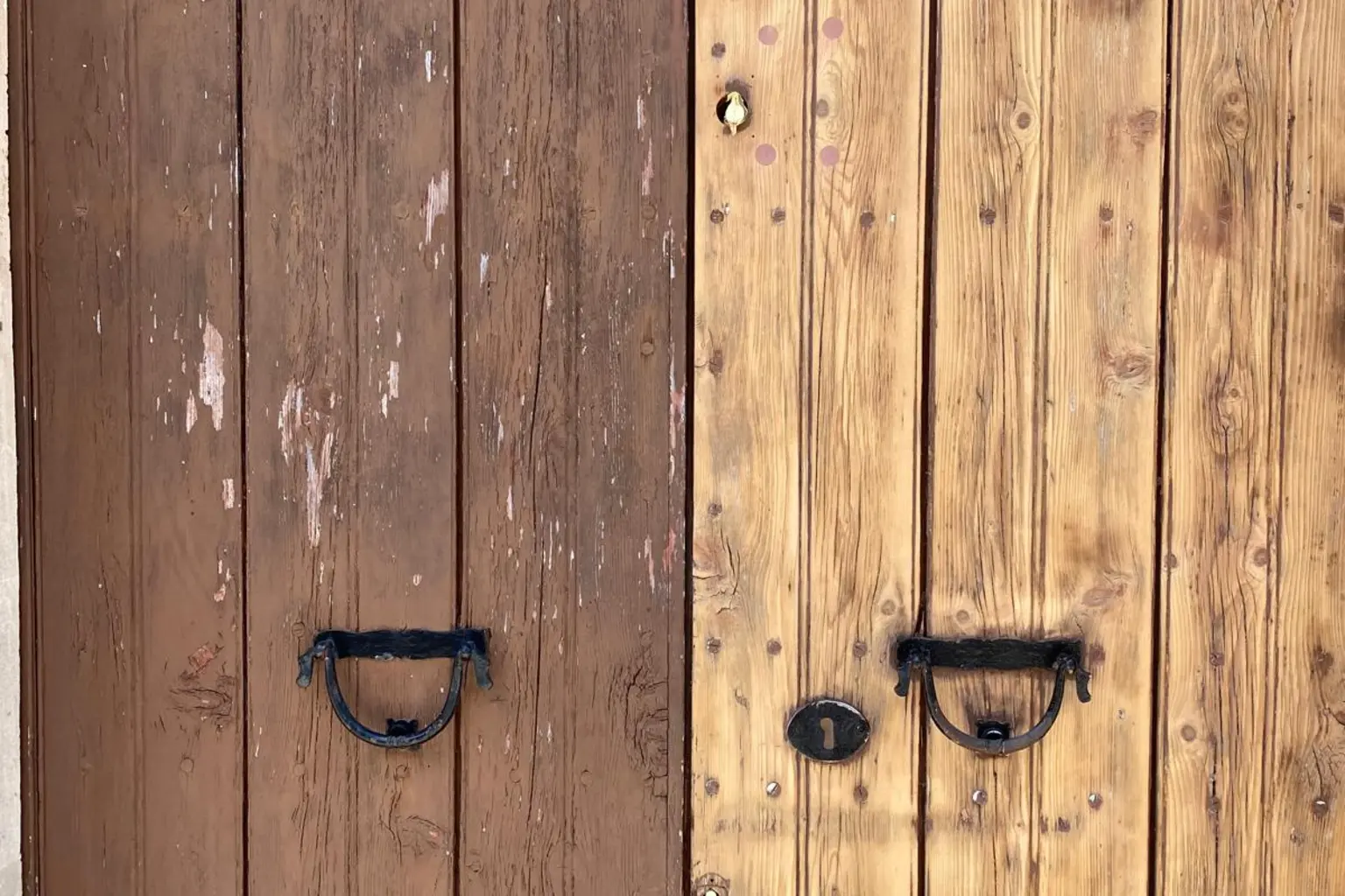 Portón de madera a media restauración: una hoja tratada y la otra aún sin decapar