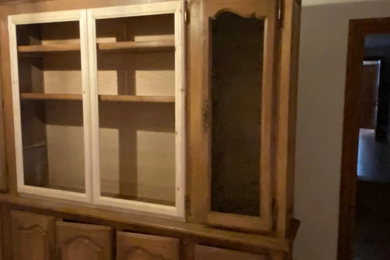 Librería de madera antes de restaurarla, con el barniz oscuro original