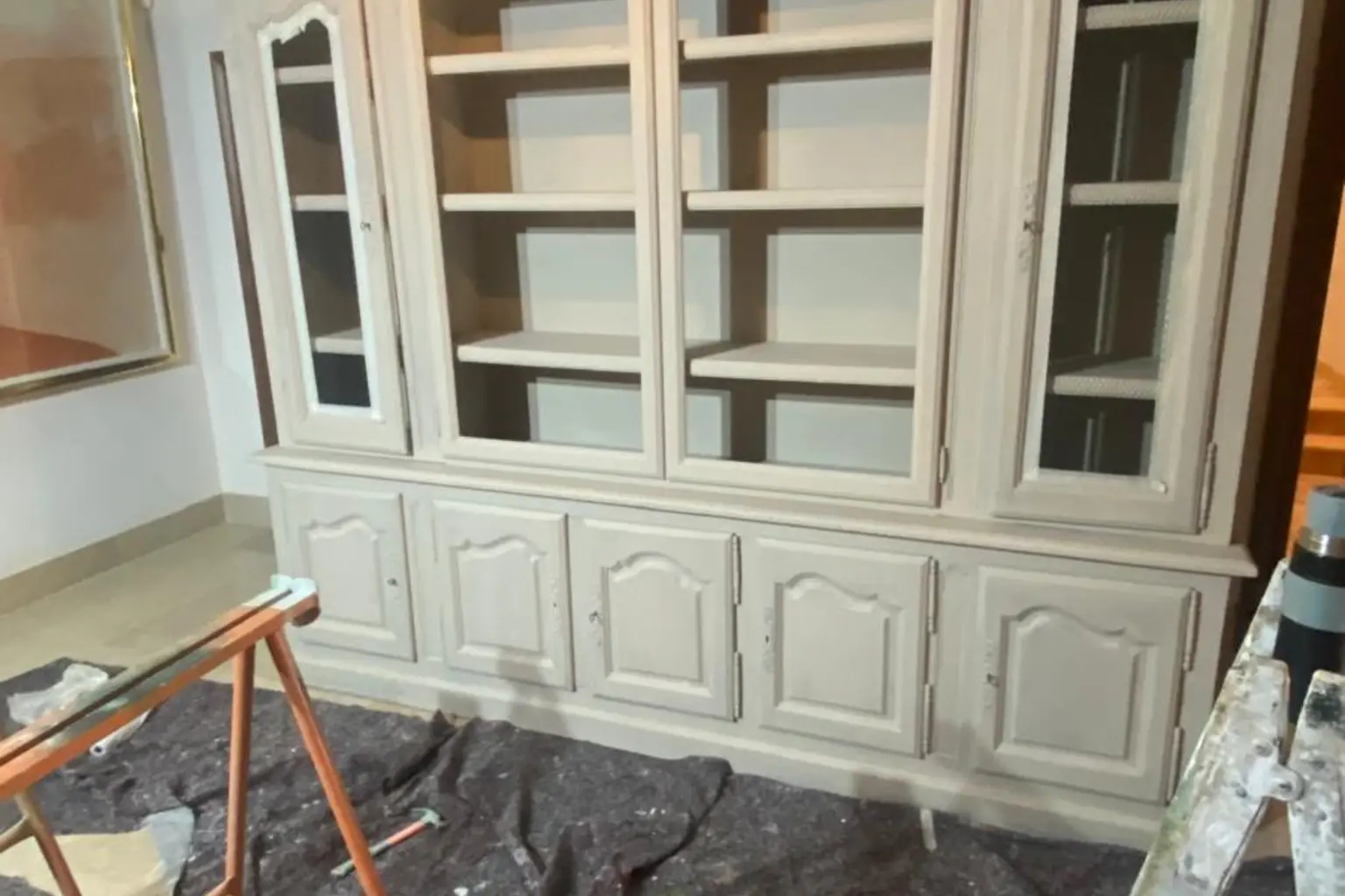 Librería en proceso de lacado, protegida y con la estancia cubierta
