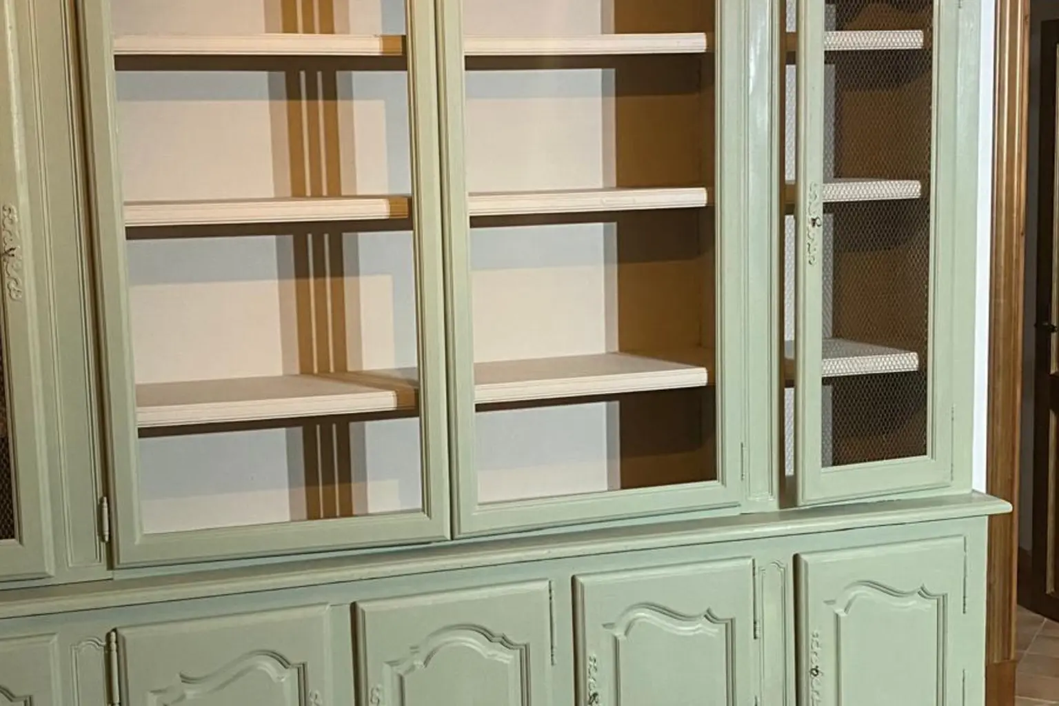 La misma librería restaurada y lacada en verde salvia