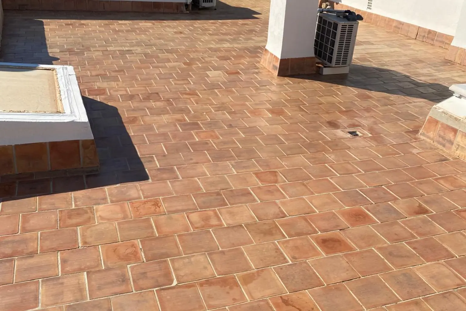 Suelo de terraza de barro con las juntas repasadas