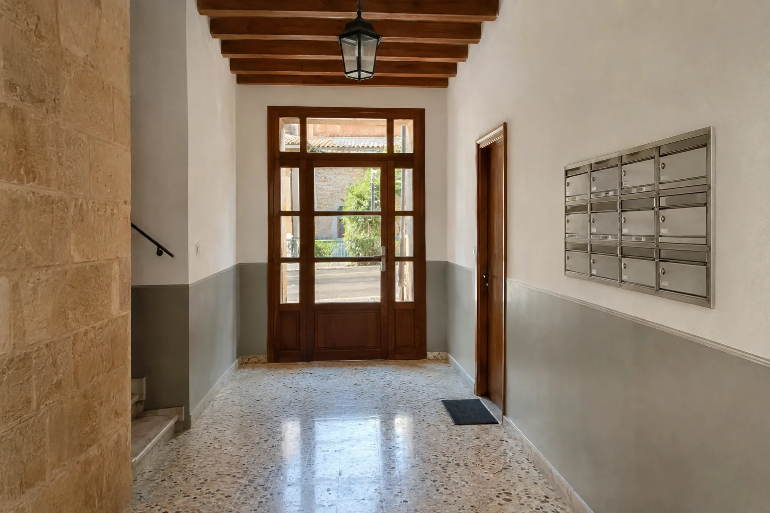 Portal de comunidad recién pintado con el zócalo lavable terminado
