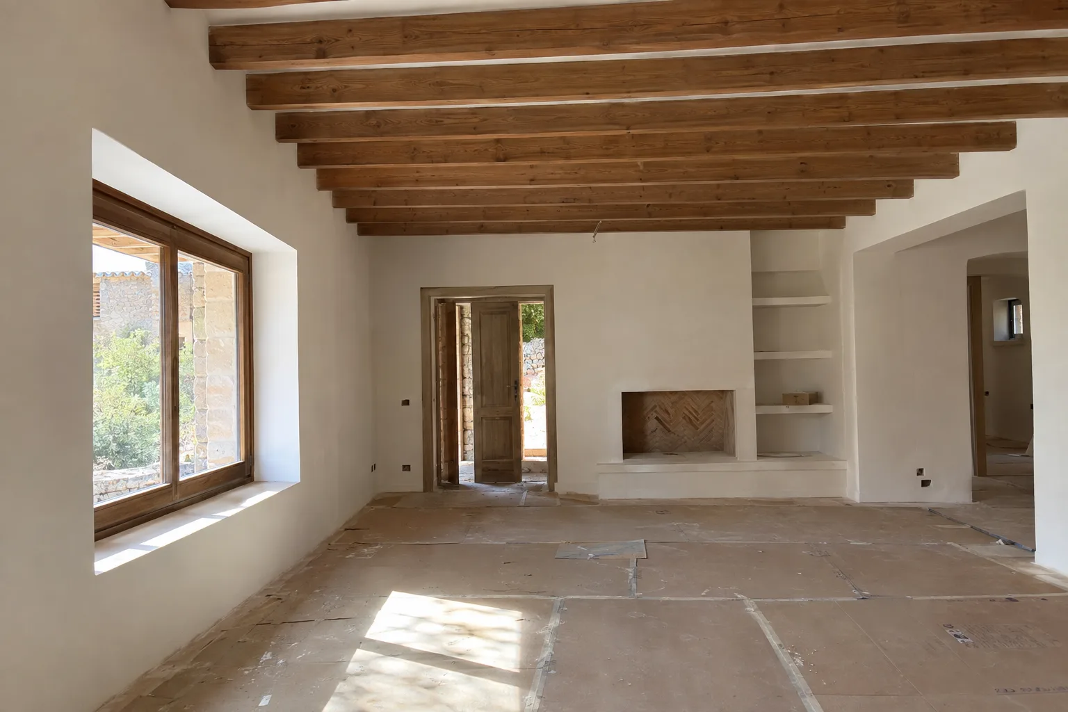 Salón recién pintado en blanco roto con la luz entrando de lado